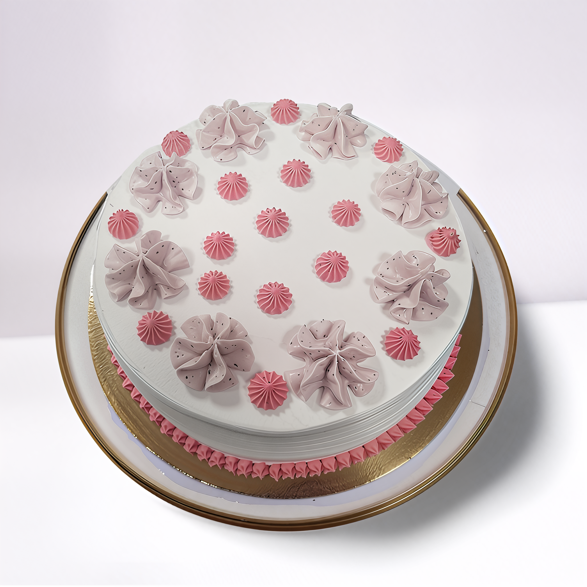 Fehér és rózsaszín virágdíszítésű torta.